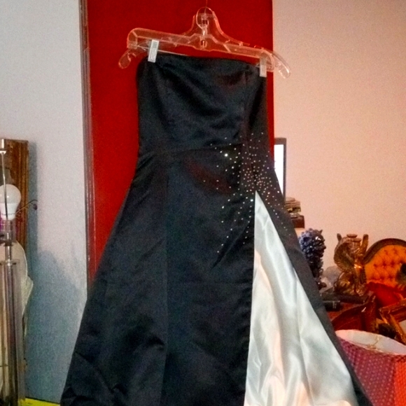 Gorgeous Black Tie Strapless - Picture 1 of 7